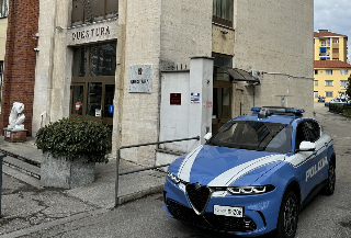 Controlli in un negozio di Asti: sequestrati alimenti scaduti e mal conservati